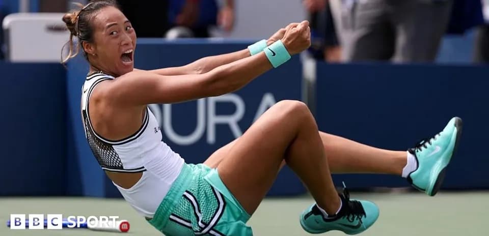 Joueuse de tennis assise sur le court après un point