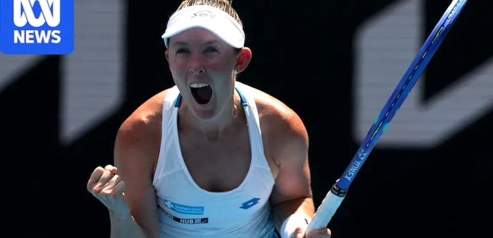 Joueuse de tennis célébrant après un point gagné