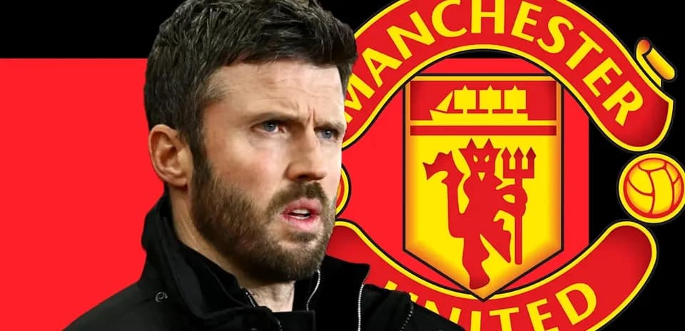 Homme sérieux devant le logo de Manchester United