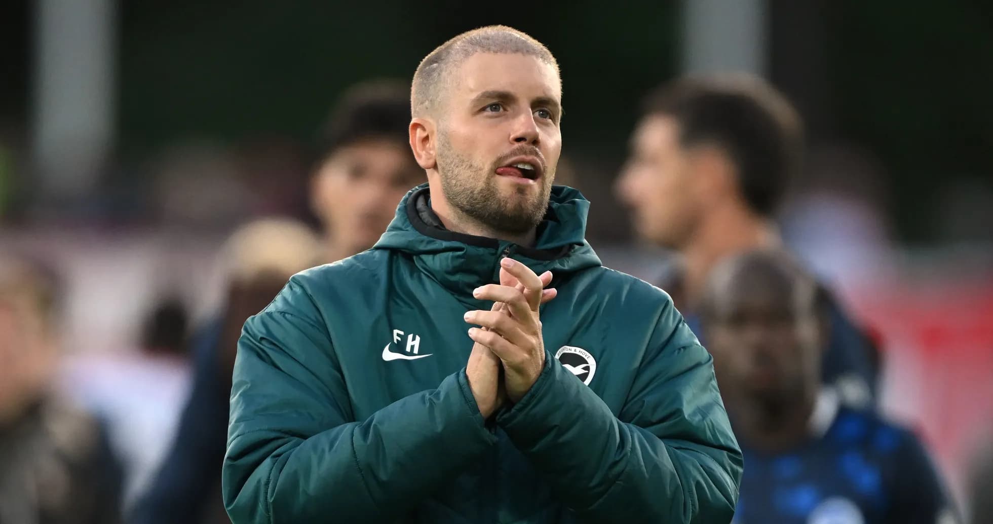 Entraîneur applaudissant lors d'un match de football
