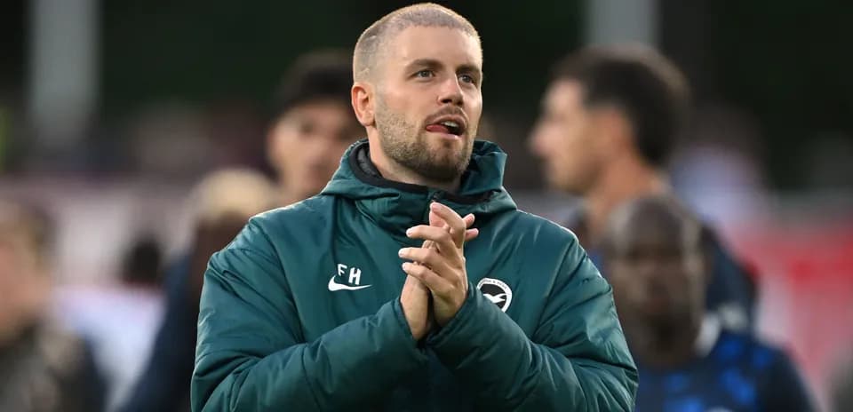 Entraîneur applaudissant lors d'un match de football