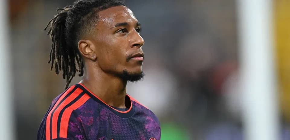 Joueur en maillot de gardien avant un match