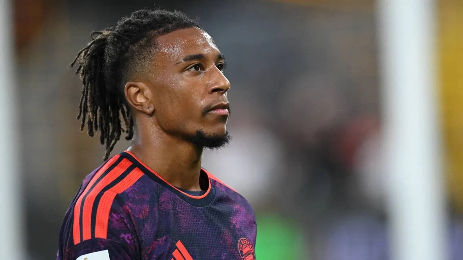 Joueur en maillot de gardien avant un match