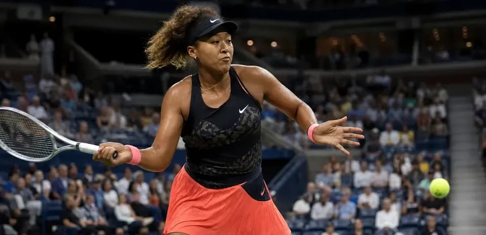 Joueuse de tennis frappant la balle sur le court
