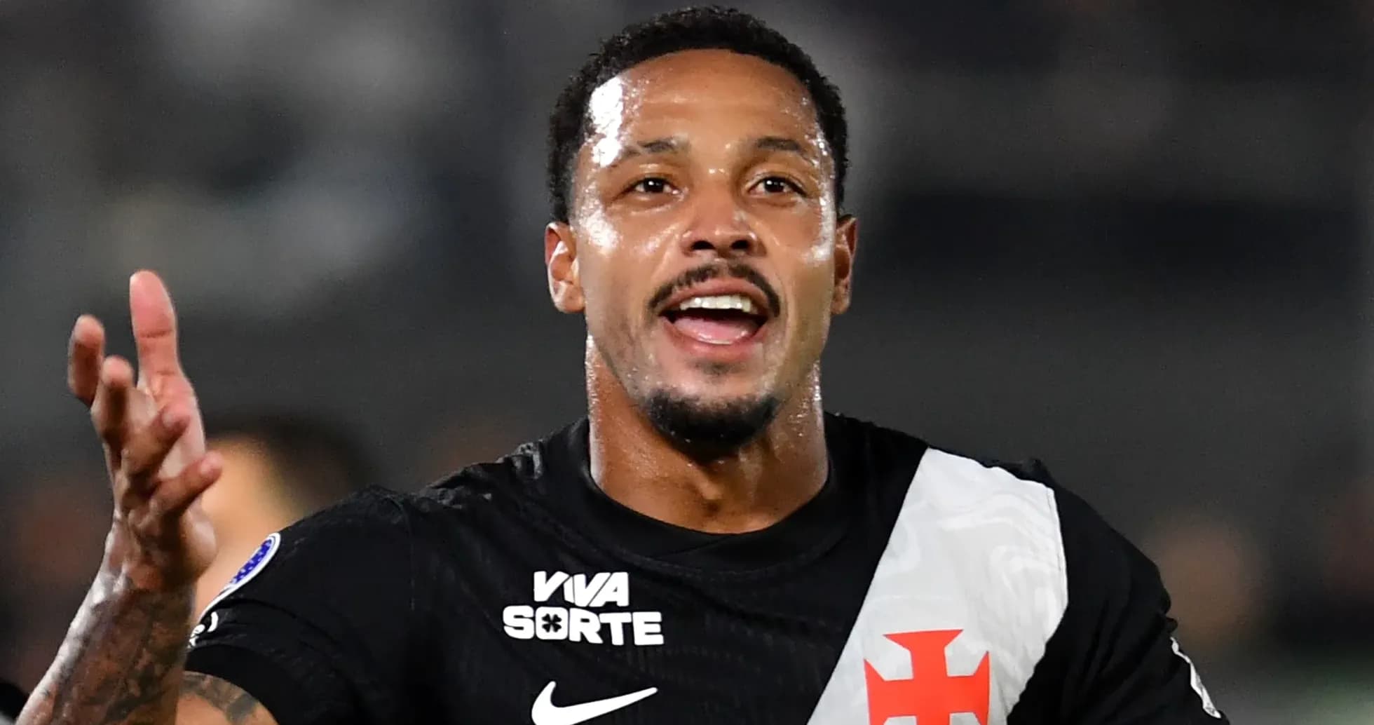 Joueur célébrant un but sur le terrain