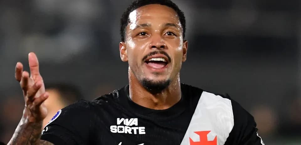 Joueur célébrant un but sur le terrain