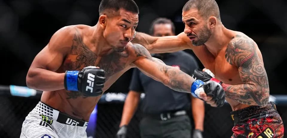 Deux combattants s'affrontant lors d'un match de MMA