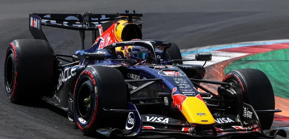 Voiture de Formule 1 Red Bull en pleine course