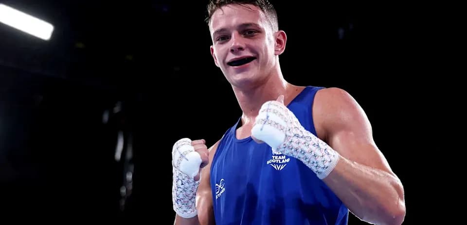 Boxeur en bleu célébrant sur le ring