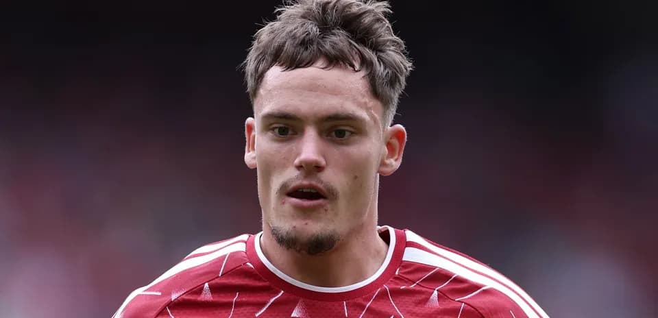 Joueur de football en maillot rouge sur le terrain