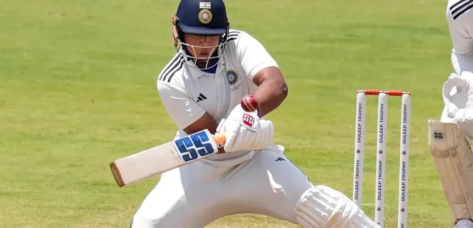 Joueur de cricket frappant la balle sur le terrain