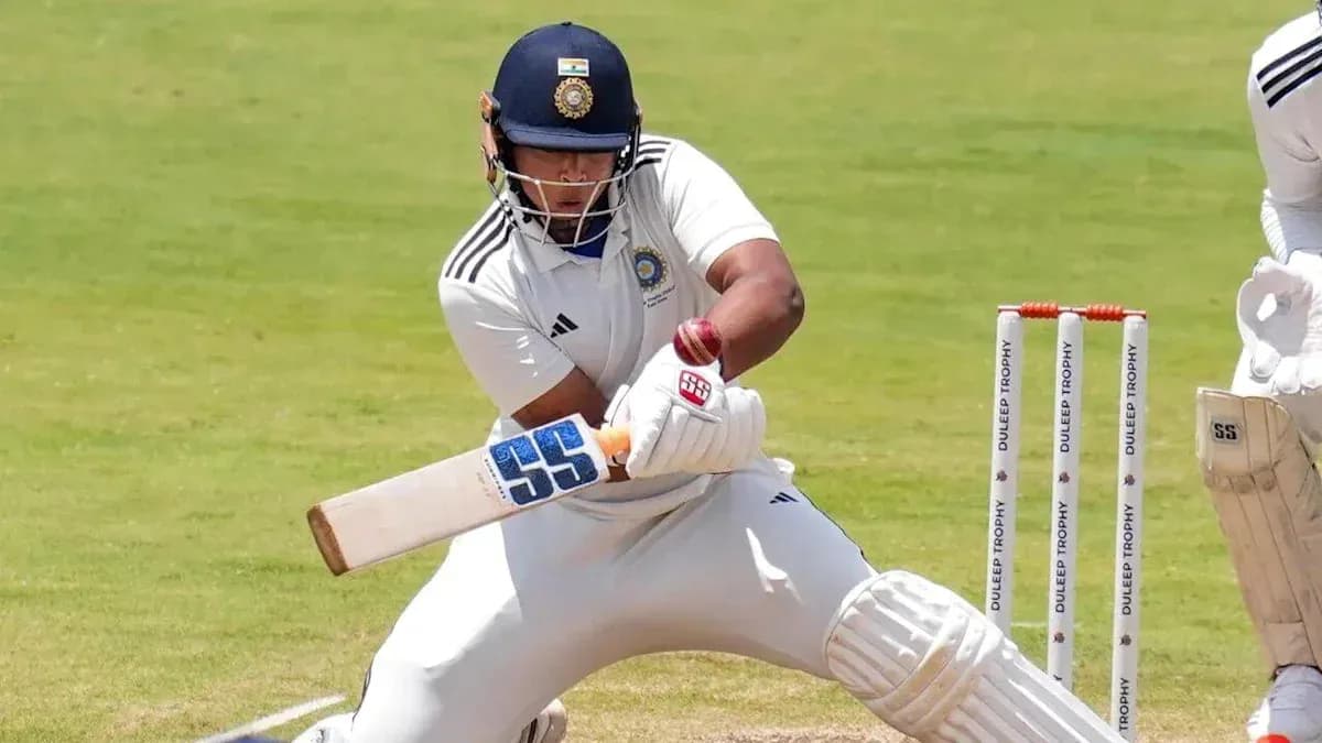 Joueur de cricket frappant la balle sur le terrain