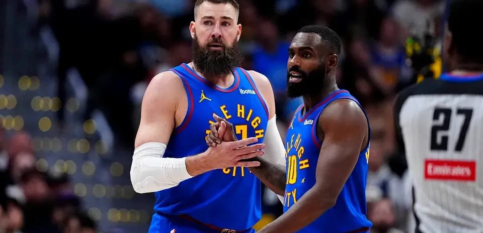 Joueurs discutant sur le terrain pendant un match