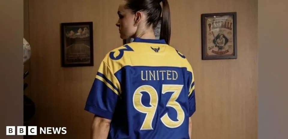 Femme portant un maillot bleu avec 'UNITED 93'