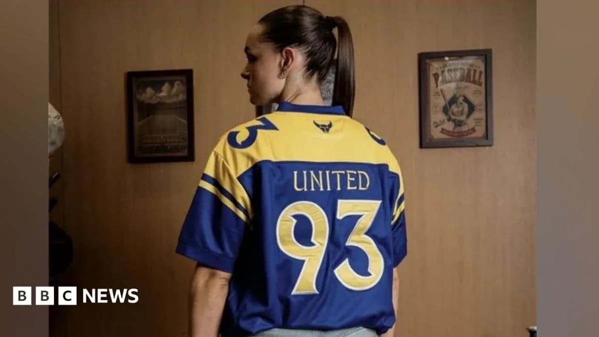 Femme portant un maillot bleu avec 'UNITED 93'