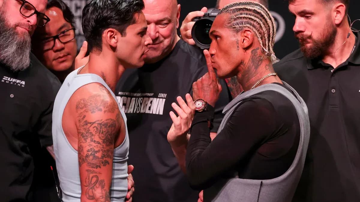 Deux boxeurs en confrontation lors de la pesée