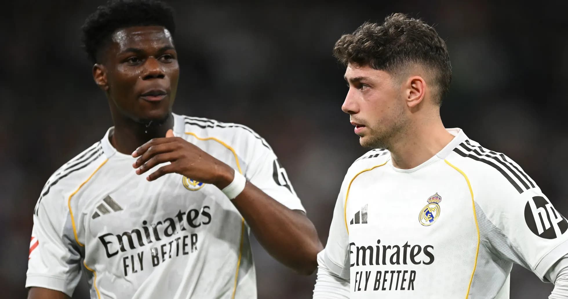 Deux joueurs de Real Madrid discutant sur le terrain