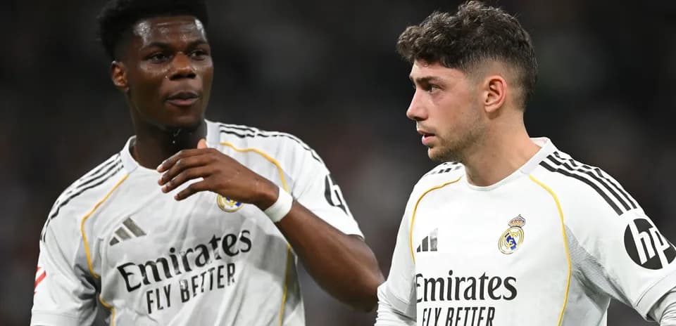 Deux joueurs de Real Madrid discutant sur le terrain