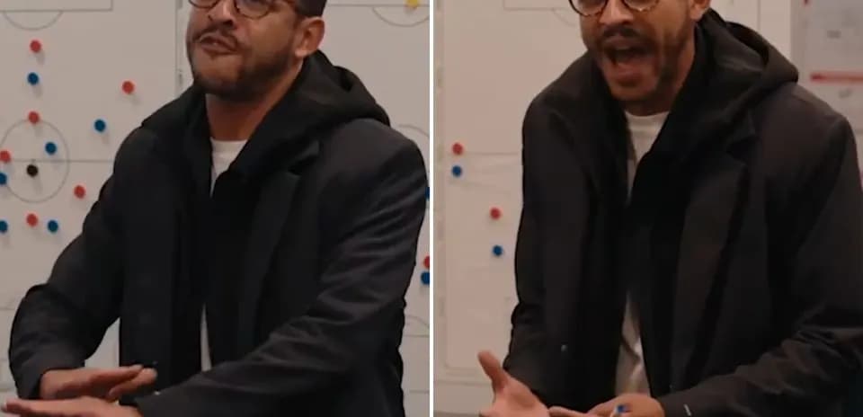 Entraîneur expliquant une stratégie devant un tableau