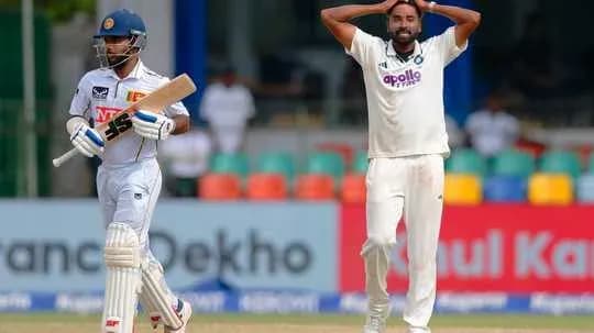 Batsman from Sri Lanka and Indian bowler in match