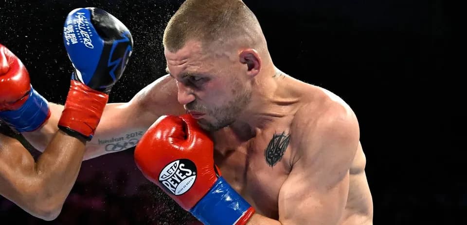 Boxeur esquivant un coup avec les gants rouges