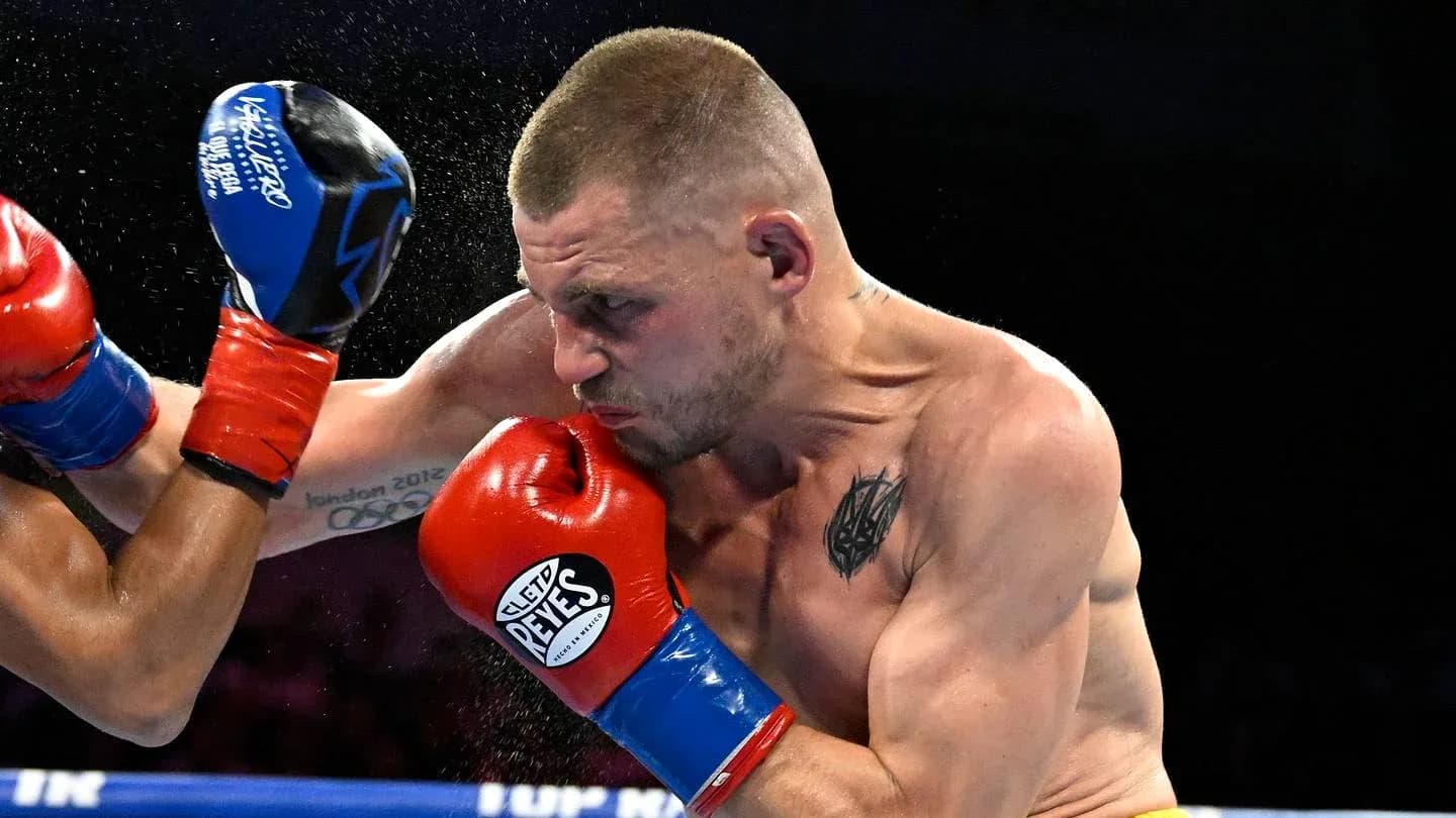 Boxeur esquivant un coup avec les gants rouges