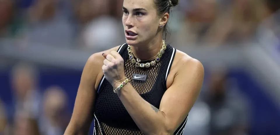Joueuse de tennis célébrant un point au tournoi