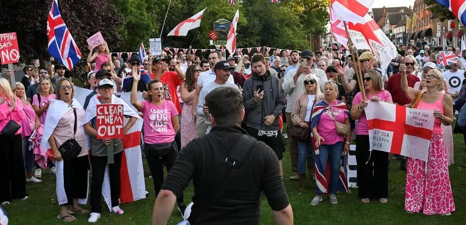Groupe de manifestants avec des drapeaux et des pancartes