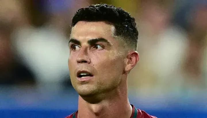 Joueur de football regardant sur le terrain