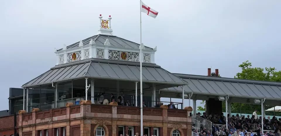 Tribune du Lord's Cricket Ground avec drapeau anglais