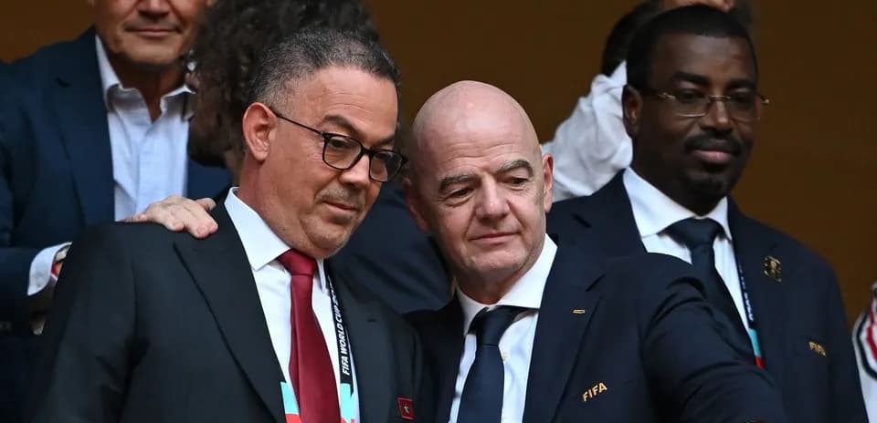 Dirigeants de la FIFA discutant lors d'un événement