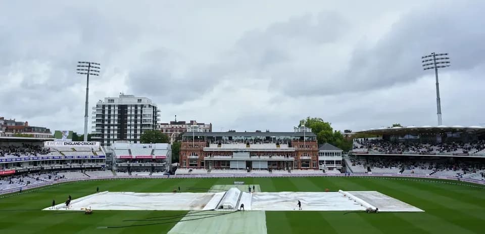 Terrain de cricket recouvert d'une bâche à Lord's