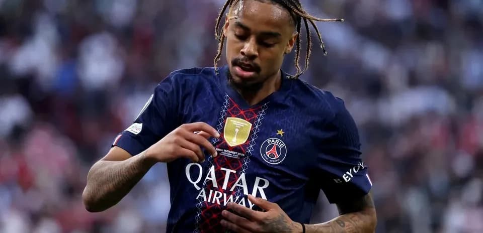 Joueur du PSG touchant son maillot pendant le match
