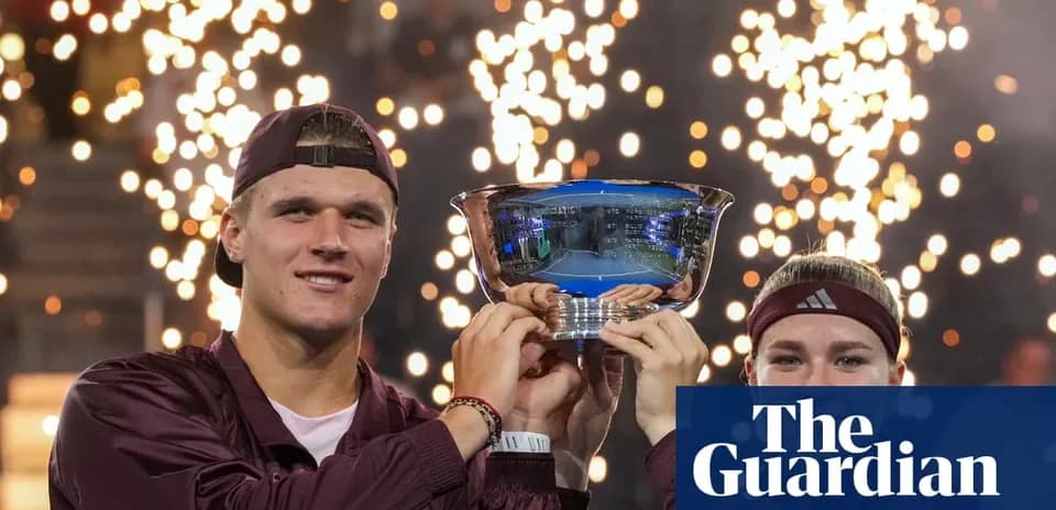 Joueurs tenant un trophée sous des feux d'artifice