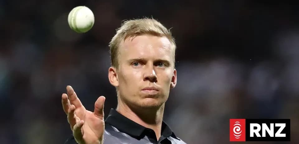 Arbitre lançant une balle de cricket pendant un match