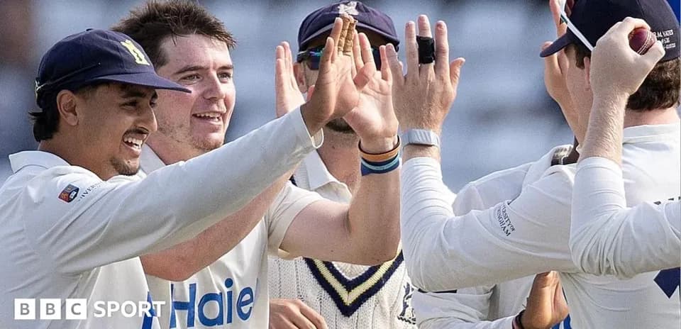 Joueurs de cricket se félicitant après un point marqué