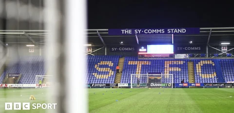 Vue du stade SY Comms avec des joueurs en entraînement