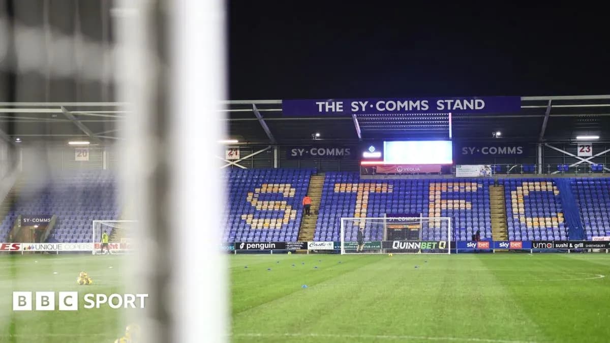Vue du stade SY Comms avec des joueurs en entraînement