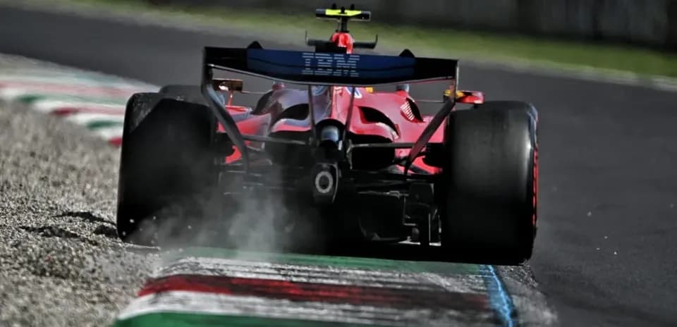 Voiture de Formule 1 sur circuit avec fumée