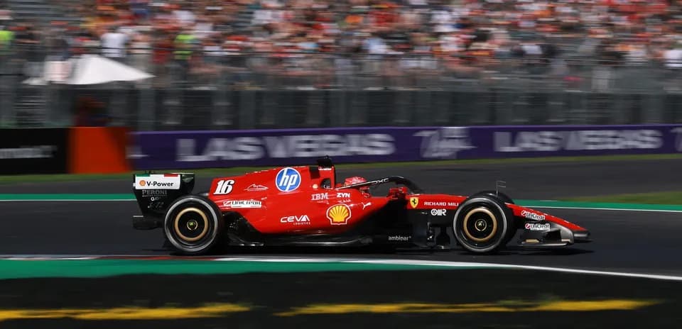 Voiture de Formule 1 Ferrari en pleine course