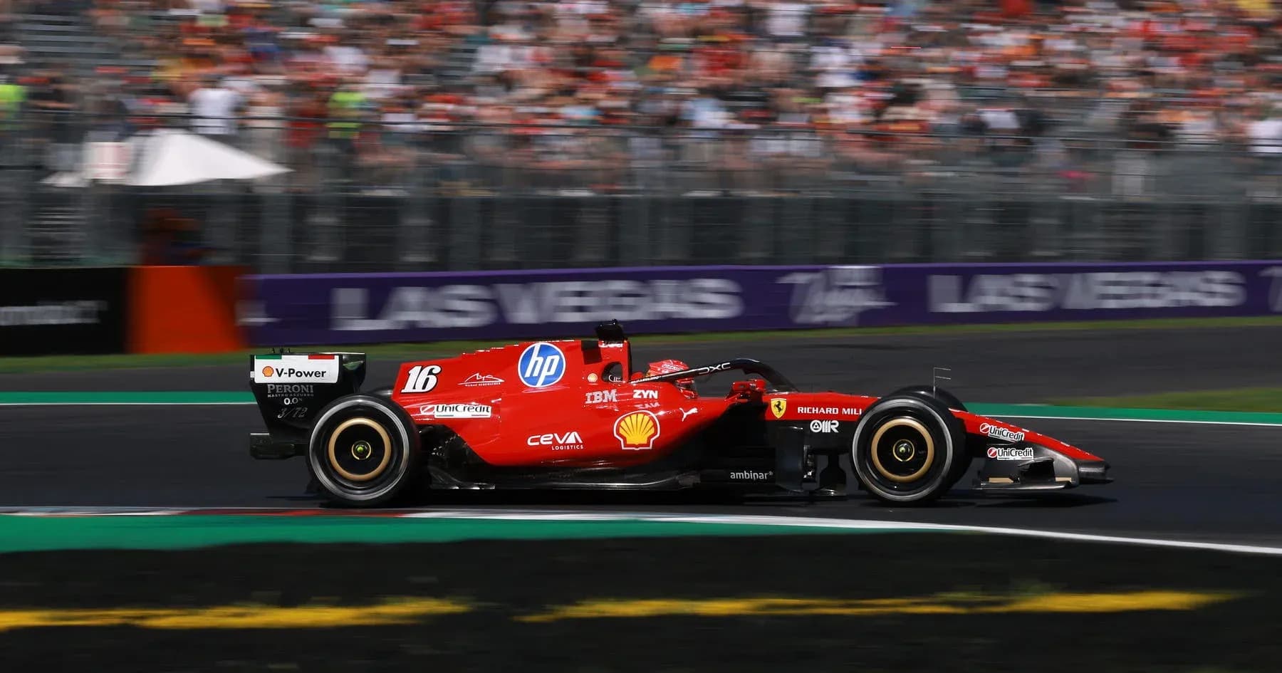 Voiture de Formule 1 Ferrari en pleine course