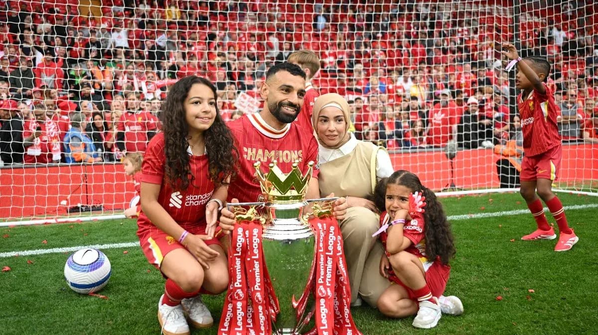 Joueur avec sa famille posant devant le trophée