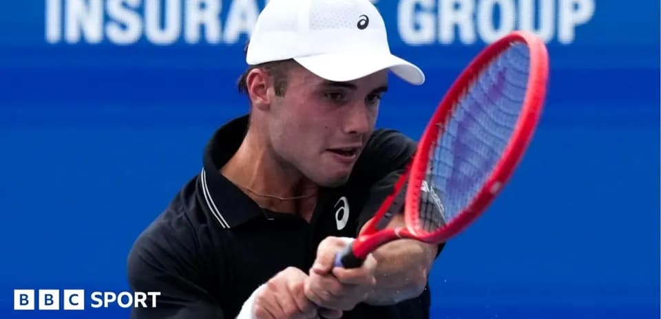 Joueur de tennis frappant la balle avec sa raquette