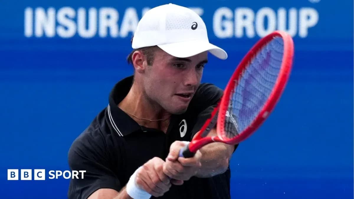 Joueur de tennis frappant la balle avec sa raquette
