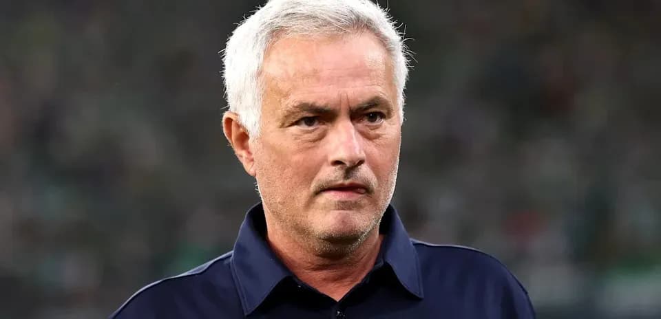 Entraîneur observant le match depuis la touche
