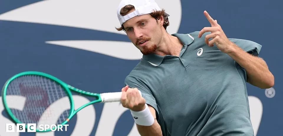 Joueur de tennis exécutant un coup avec sa raquette