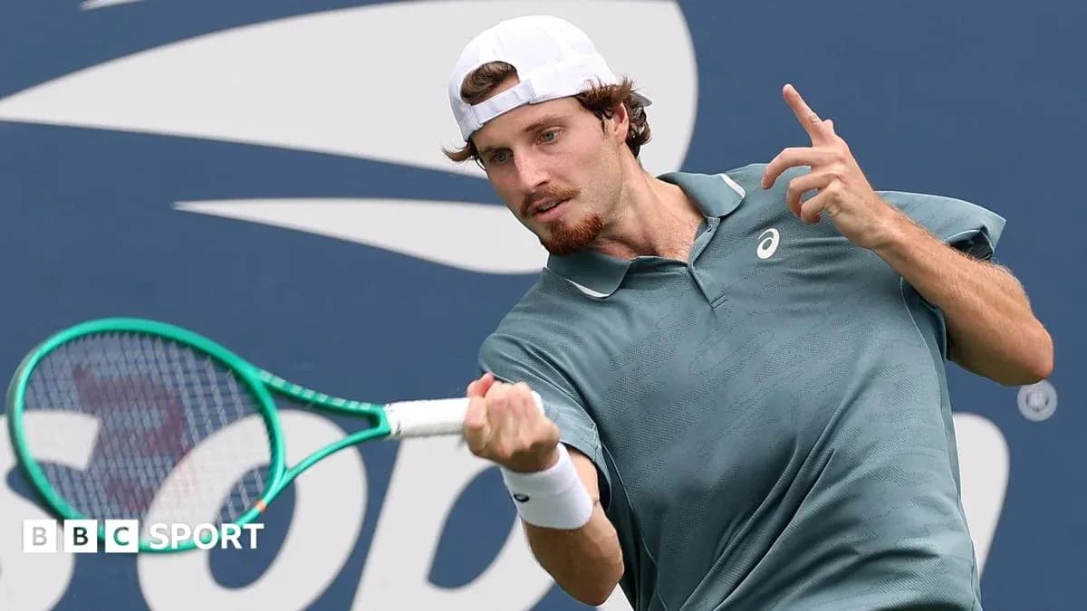 Joueur de tennis exécutant un coup avec sa raquette