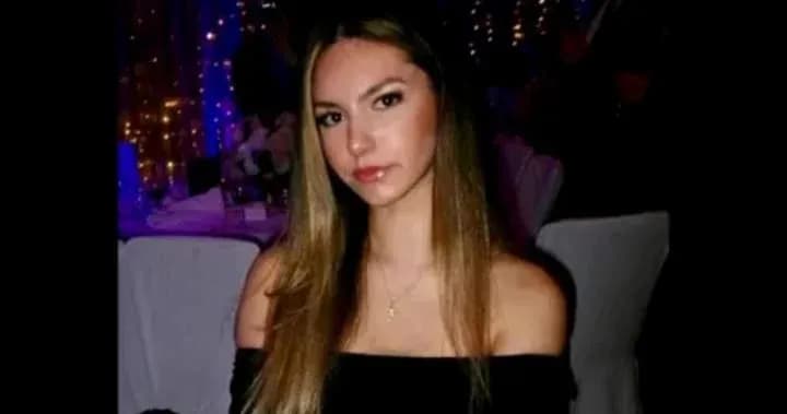 Femme posant en robe noire lors d'un événement