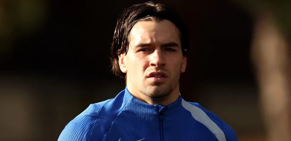 Joueur en tenue d'entraînement bleu, regard sérieux