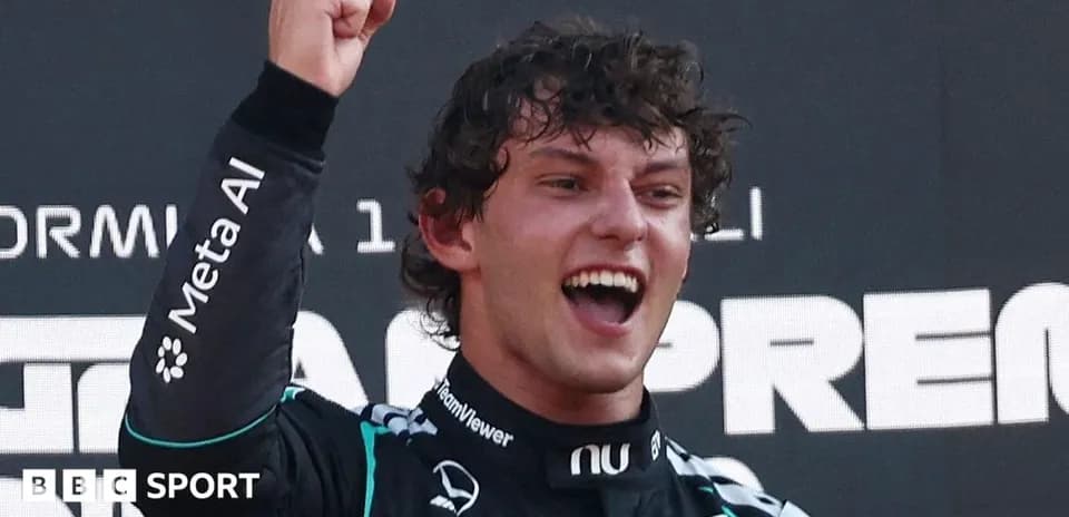 Pilote célébrant sa victoire sur le podium